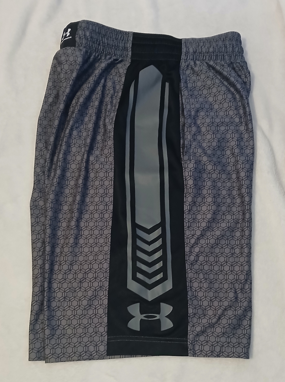 Under Armour Men's Grey Patterned Athletic Shorts with Black Side Panels - Picture 3 of 4